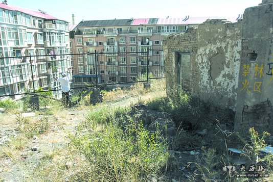 和平渠断流 上山路不通 乌鲁木齐400亩平顶山成“孤岛” 和平渠断流 上山路不通 乌鲁木齐400亩平顶山成“孤岛”