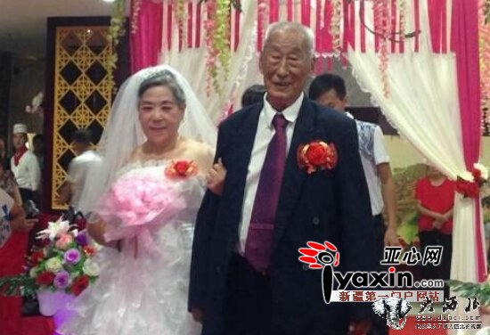 乌鲁木齐市大漠老年公寓十对老夫妻重温婚礼 乌鲁木齐市大漠老年公寓十对老夫妻重温婚礼