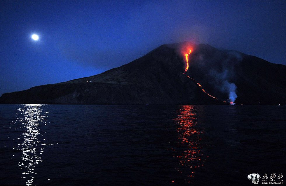 实拍意大利火山爆发震撼奇景 岩浆如火龙入海