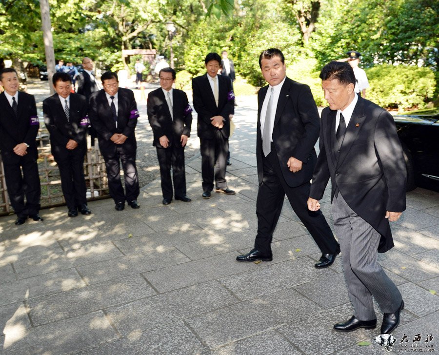 日本内阁大臣参拜靖国神社