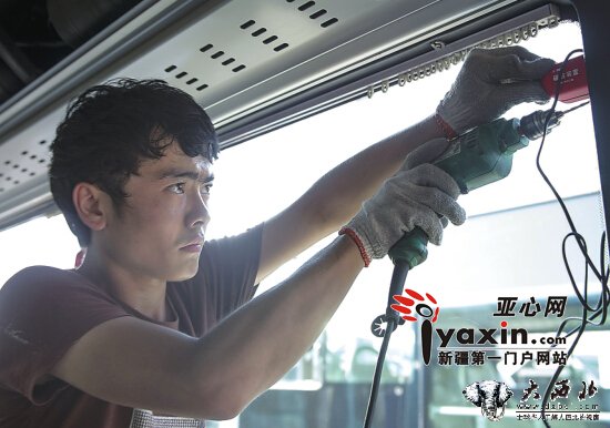 乌鲁木齐409辆BRT装“爆玻器”玻璃碎片不会伤乘客 摁下按钮, 1秒击碎车窗玻璃 乌鲁木齐409辆BRT装“爆玻器”玻璃碎片不会伤乘客 摁下按钮, 1秒击碎车窗玻璃