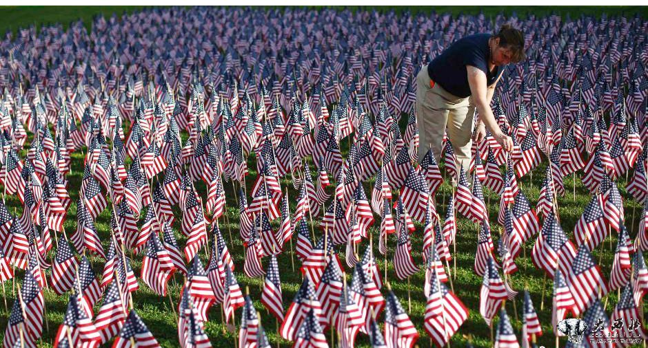 美民众竖3000面国旗缅怀911遇难者