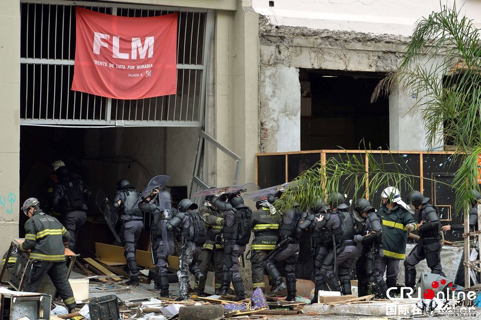 巴西无家可归者被驱逐 与防暴警察发生冲突