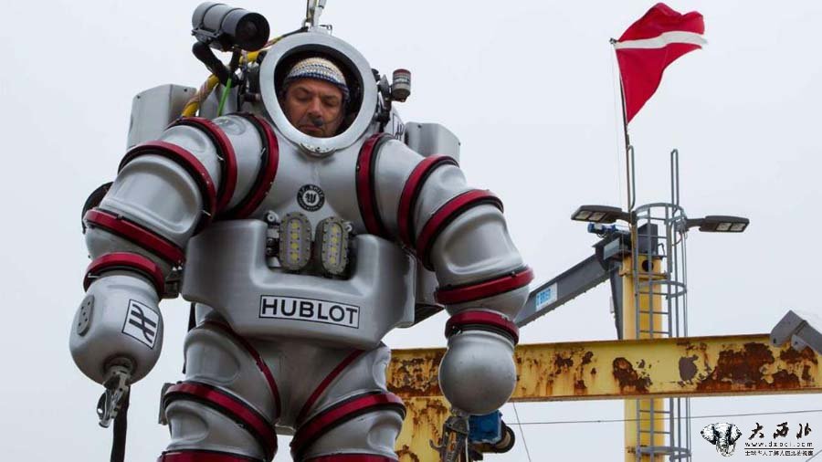 希腊考古学家潜入深海寻宝 潜水服价值超百万欧元