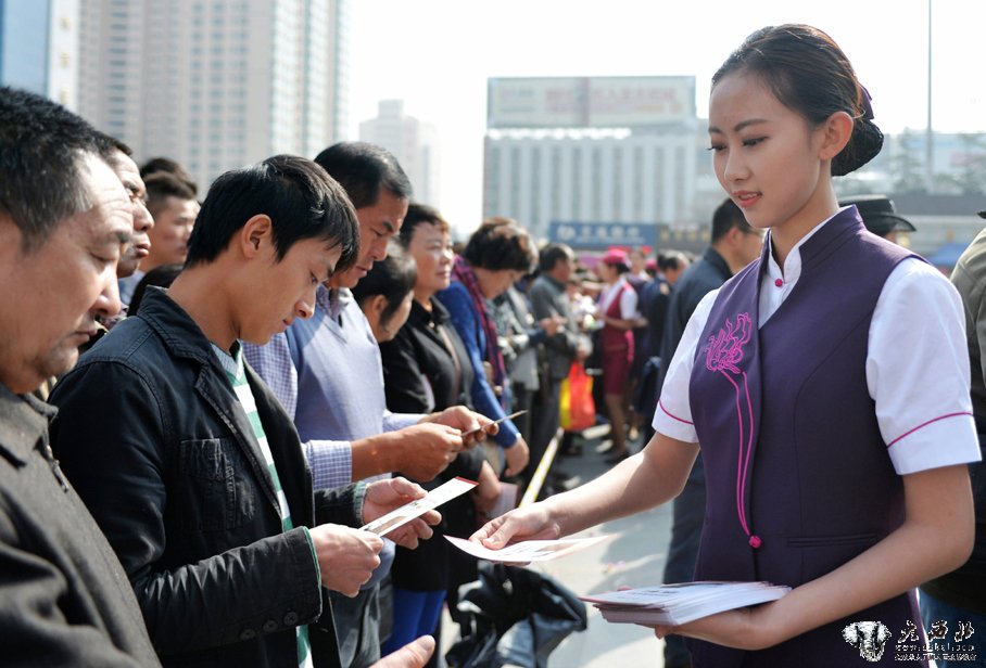 兰州：百名准“高哥高姐”亮相