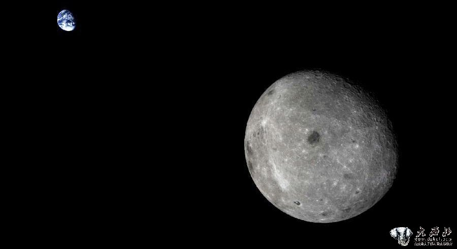 我国再入返回飞行试验器拍摄清晰地月合影