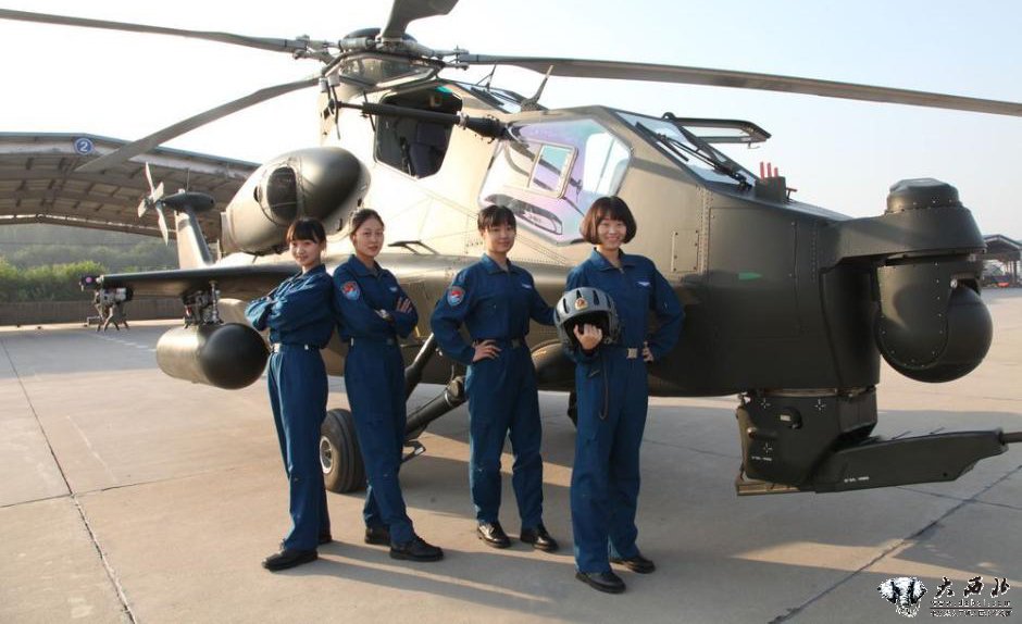 中国陆航首批武装直升机女飞行员亮相 