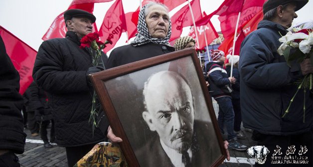 俄罗斯共产党员向列宁墓献花 纪念十月革命97周年