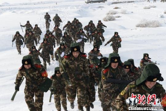 新疆巴州武警官兵冰天雪地野营拉练战严寒(图)
