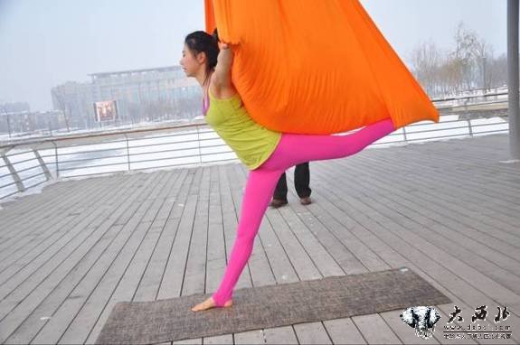 昌吉女子零下20度河畔裸身秀唯美瑜伽 昌吉女子零下20度河畔裸身秀唯美瑜伽