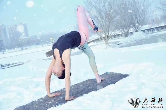 昌吉女子零下20度河畔裸身秀唯美瑜伽 昌吉女子零下20度河畔裸身秀唯美瑜伽