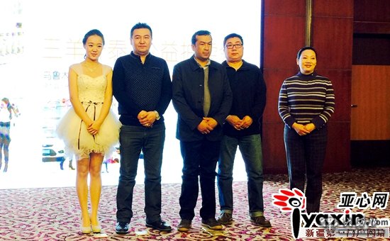 “遛羊妹”3只羊拍卖出1.3万元 捐给和田地区墨玉县一所小学 “遛羊妹”3只羊拍卖出1.3万元 捐给和田地区墨玉县一所小学