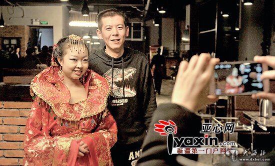 乌鲁木齐市一火锅店“武媚娘”迎宾 食客点赞 乌鲁木齐市一火锅店“武媚娘”迎宾 食客点赞