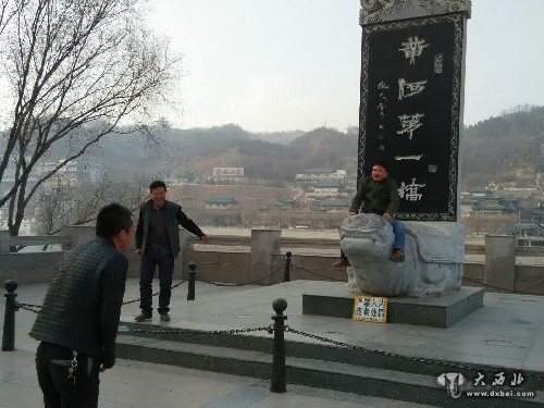 爬雕塑留影 此举不文明