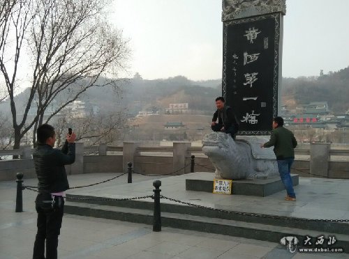 爬雕塑留影 此举不文明