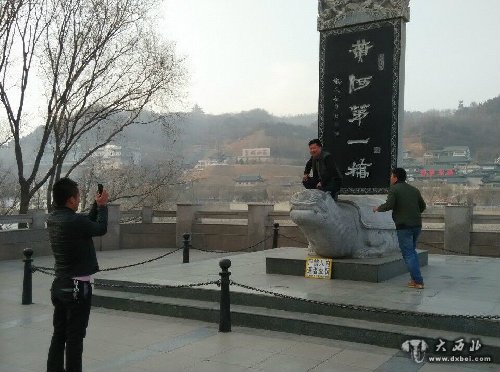 爬雕塑留影 此举不文明