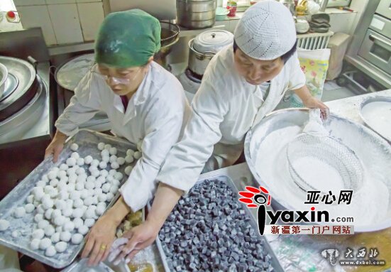 乌鲁木齐市新市路二食堂 千斤元宵两人摇出来 乌鲁木齐市新市路二食堂 千斤元宵两人摇出来