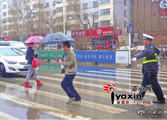 “斑马线前不让行人” 昨开罚单 3名驾驶员被记3分罚款200元,20多人被批评教育 “斑马线前不让行人” 昨开罚单 3名驾驶员被记3分罚款200元,20多人被批评教育