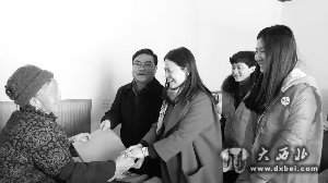 义工探访患病老人。