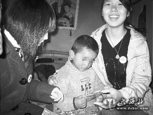 义工探访患病老人。