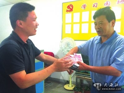 失主桂先生(左)从车队林队长手中接过钱包