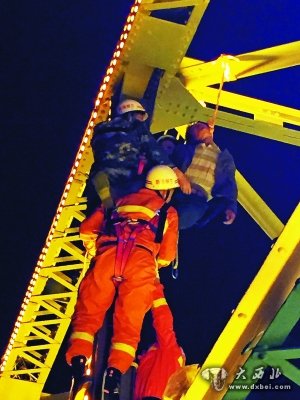 爬桥 痛饮白酒绳索套脖 失足 消防官兵奋力一抱