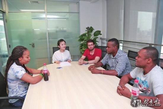 最美女校长百万年薪招外教 要求过中文4级_