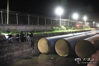 7月12日，在墨西哥“高原”联邦监狱附近，安全人员执行搜捕任务。全球头号毒枭古斯曼11日晚从“高原”联邦监狱逃脱。图片来源：新京报