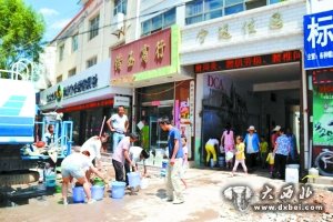 水污染后,镇政府安排送水车给住户送水