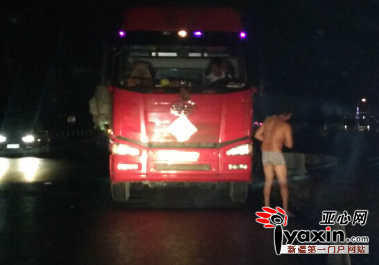 货车司机高速路边停车冲凉 正搓背看见交警 不好意思:这天热得招不住了 货车司机高速路边停车冲凉 正搓背看见交警 不好意思:这天热得招不住了