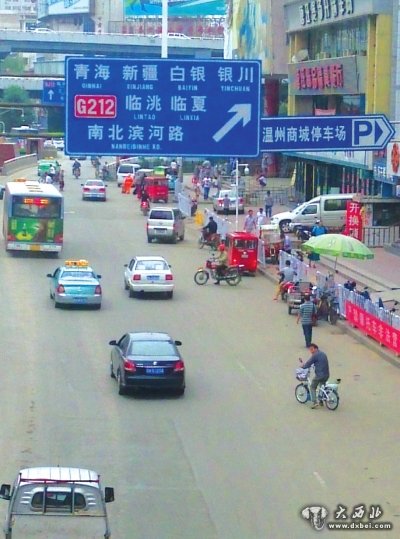 交警来了就规矩 交警一走就乱窜 黑摩的横冲直