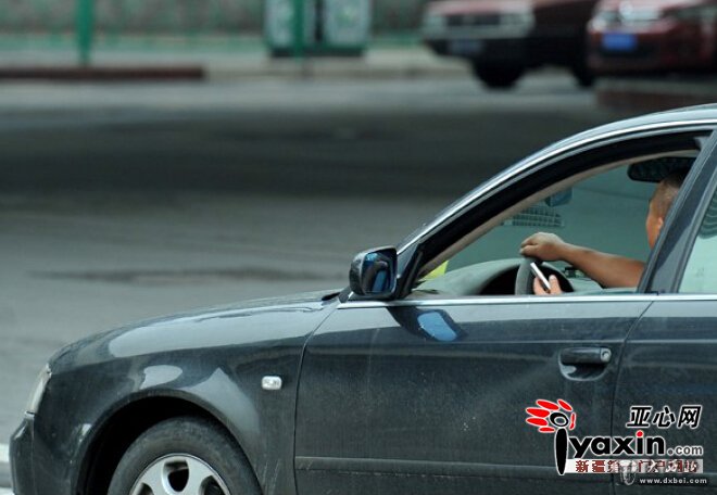 开车玩手机低头瞄一眼“盲开”30米 记者调查:85%受访司机开车接打过电话,53%的人发过微信 开车玩手机低头瞄一眼“盲开”30米 记者调查:85%受访司机开车接打过电话,53%的人发过微信