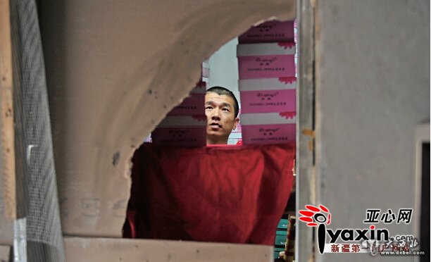 乌鲁木齐市中山路一家鞋店连续两天墙上被打洞盗窃 乌鲁木齐市中山路一家鞋店连续两天墙上被打洞盗窃