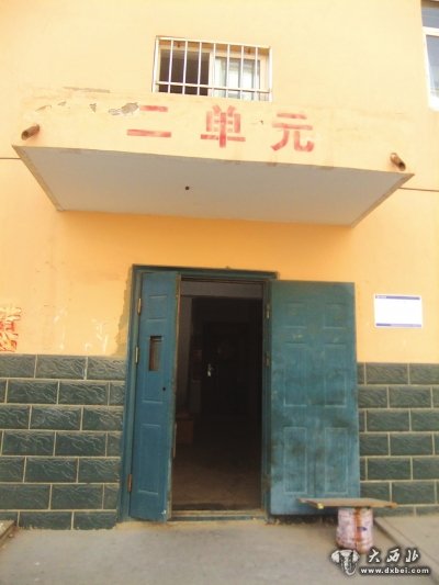 陌生人随意进出防盗门敞开着消防设施成摆设