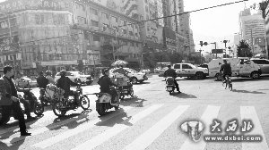 武都路与酒泉路什字:候灯候到什字中央