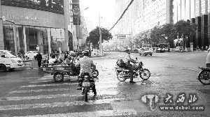 安定门立交桥下什字:无视红灯直冲