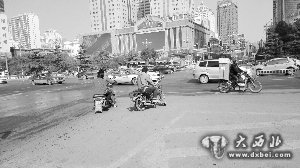 南关什字:直闯红灯 越线等待