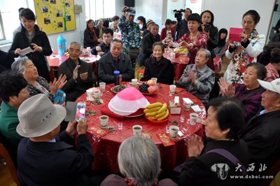 工地上上演浓浓重阳情