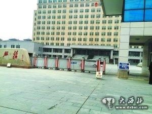 进政府办事为何不让院内停车？