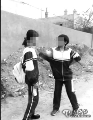 3名女生围殴女同学 视频网络疯传