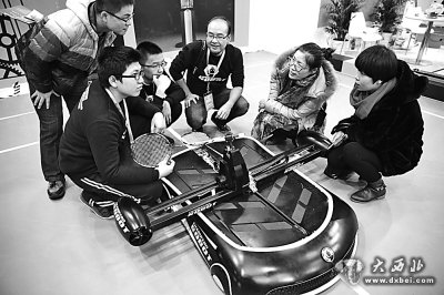 上海荷福集团的全球首款羽毛球机器人亮相大会,这款机器人曾经获得过亚太机器人大赛冠军