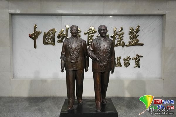 “走出去”与“请进来”:青年担当对外开放的接班人