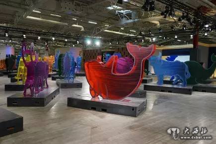 日本馆外墙上打出“转变:一个低碳和气候恢复的社会”标语