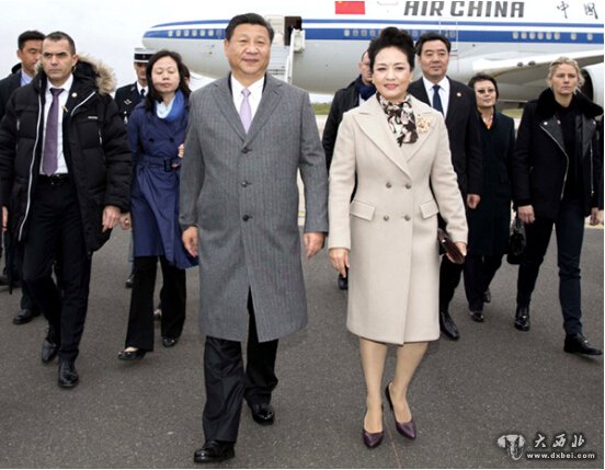 国家主席习近平抵达法国首都巴黎,应法兰西共和国总统奥朗德和气候变化巴黎大会主席法比尤斯邀请,出席气候变化巴黎大会开幕活动