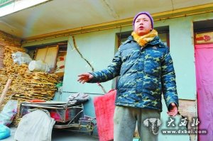 房屋墙体出现裂缝,住户不得不用透明胶等封堵