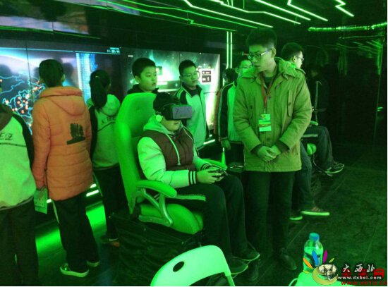 网络安全宣传车里,孩子们在体验VR游戏