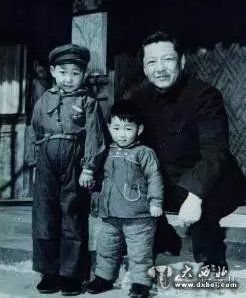 1958年,习近平与父亲习仲勋、弟弟习远平在一起