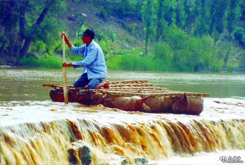 羊皮筏子赛军舰,拾起轻舟负半肩
