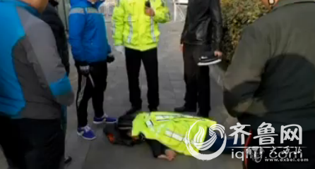 执勤交警脱下制服为女孩保暖(视频截图)