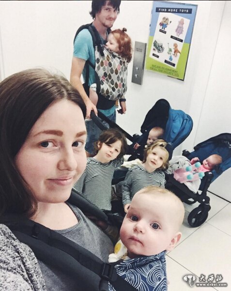 23岁女子已是6个娃的妈家庭照爆红网络